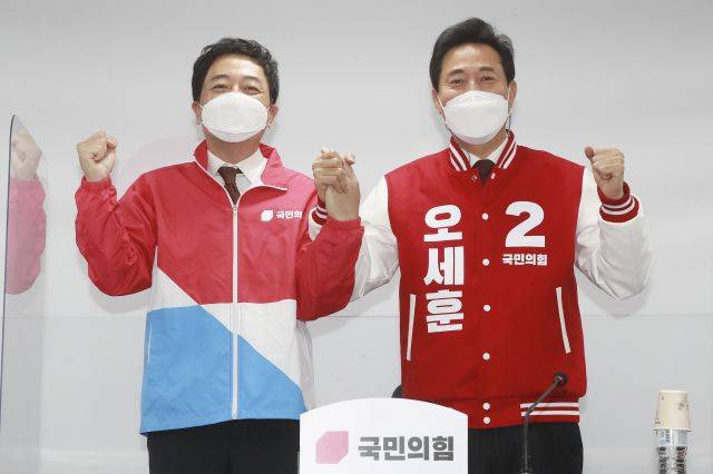 국민의힘 오세훈 서울시장 후보와 금태섭 공동선거대책위원장이 24일 오전 서울 여의도 중앙당사에서 열린 선거대책위원회 회의에서 기념촬영을 하고 있다. 연합뉴스