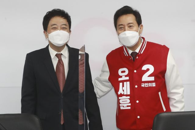 국민의힘 오세훈 서울시장 후보와 금태섭 공동선거대책위원장이 24일 오전 서울 여의도 중앙당사에서 열린 선거대책위원회 회의에서 기념촬영을 하고 있다. 연합뉴스