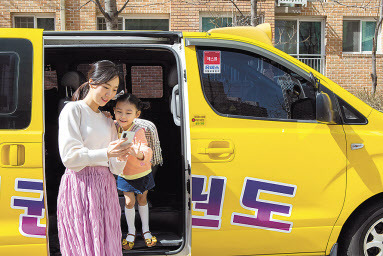 어린이 통학 차량의 운행 정보를 휴대폰으로 확인하는 모습. [에스원 제공]