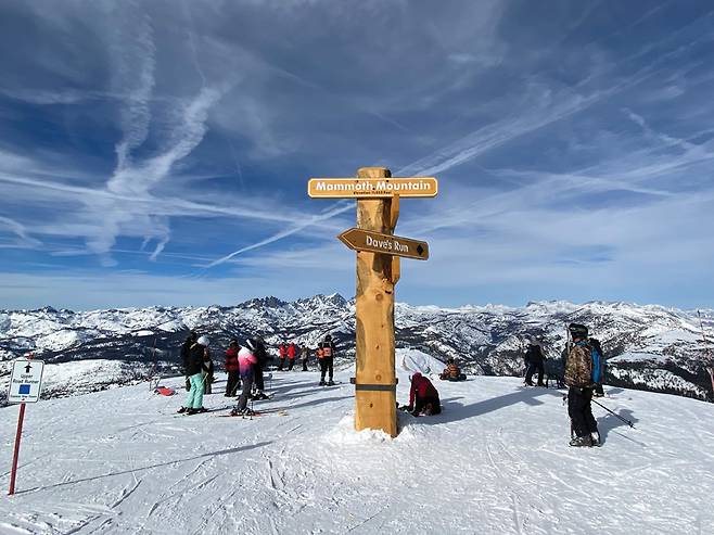 맘모스산 정상 이정표는 1,153피트, 즉 해발 3,369m라고 알려주고 있다.
