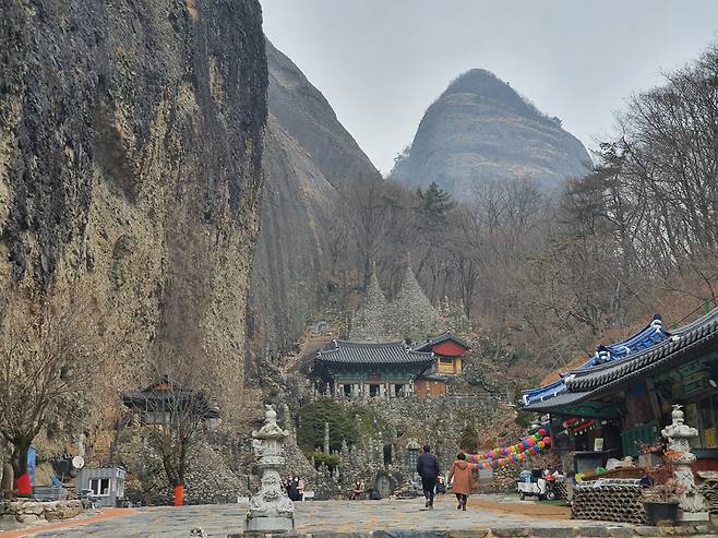 수많은 돌탑이 조성된 마이산 탑사는 마이산의 또 다른 볼거리이다.