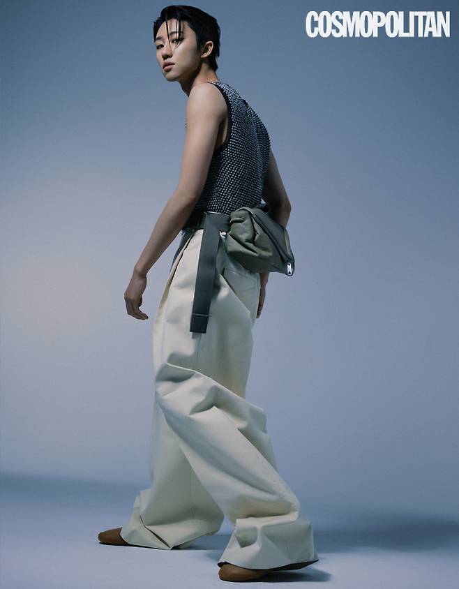 슬리브리스 톱, 팬츠, 벨트 백, 슈즈 모두 가격미정 보테가 베네타.