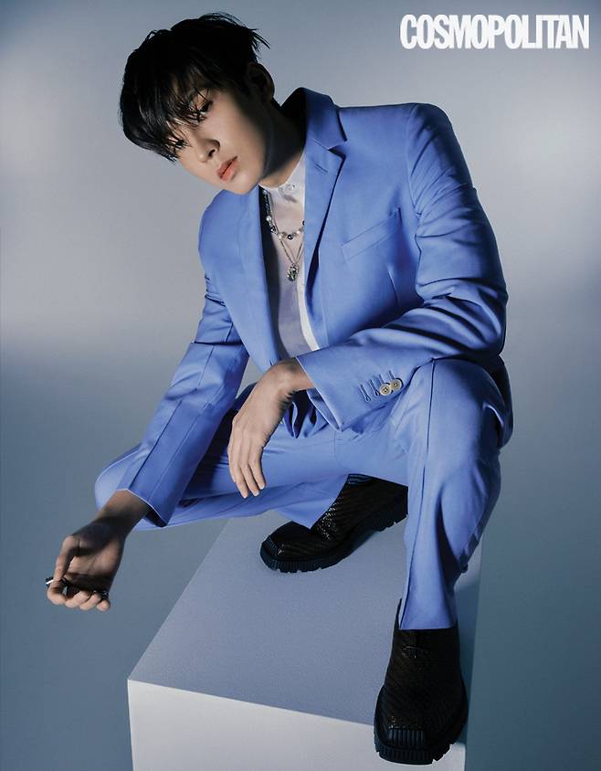 재킷 2백만원대, 셔츠 가격미정, 팬츠 90만원대 모두 펜디. 진주 목걸이 가격미정 퀸테즈. 펜던트 목걸이, 반지 가격미정 디올 맨. 슈즈 2백41만원 벨루티.