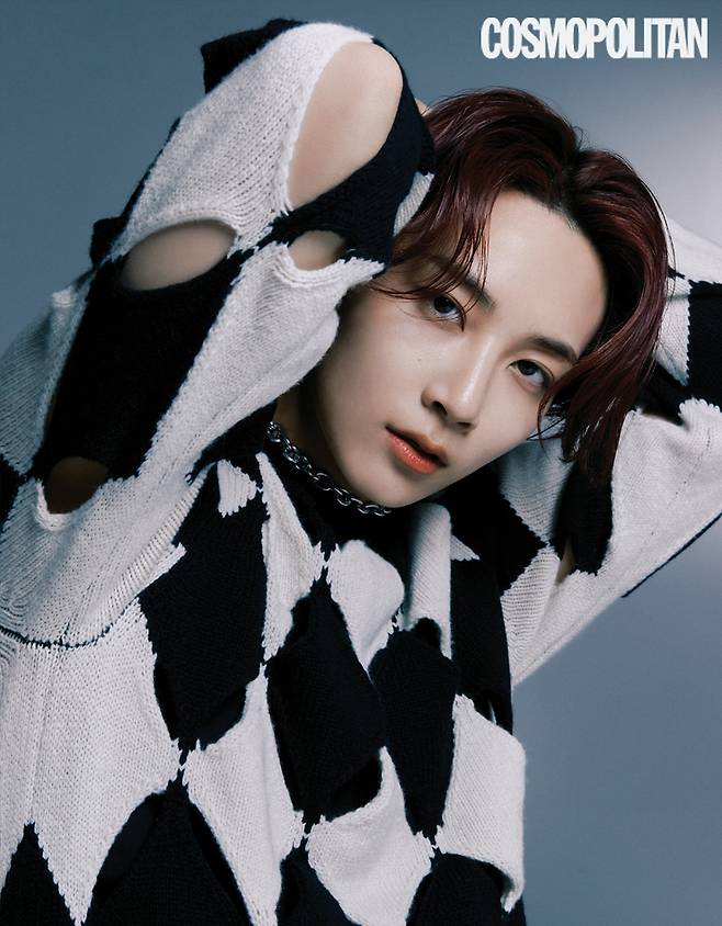 니트 톱 92만원 스테판 쿡 by 매치스패션. 팬츠 가격미정 GMBH. 목걸이 18만원 넘버링. 스니커즈 21만9천원 리복x사이먼리.