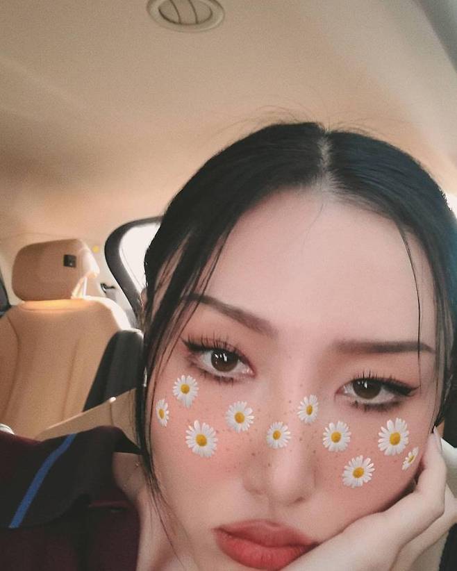 눈썹마저도 힙해! 얇고 가느다란 각진 눈썹도 찰떡 소화하는 화사