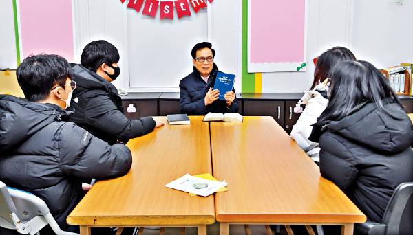 신천지예수교증거장막성전에서 최근 탈퇴한 청년 4명이 24일 경기도 안산 상록교회에서 진용식 한국기독교이단상담소협회장(가운데)과 상담하고 있다.  안산=신석현 인턴기자