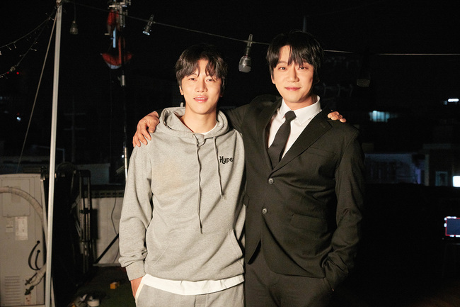 Actor Eum Moon-suk has started shooting a close friend Hwang Chi-yeul support.Tentu Entertainment, a subsidiary company, said on March 25, Actor Eum Moon-suk has started shooting music video support for the title song Hi Iran (Two Letters) of a close friend Hwang Chi-yeuls new Mini album Be My Reason.We finished shooting in a bright and pleasant atmosphere, he said.In the music video still cut released with the news of the appearance, Hwang Chi-yeul and Eum Moon-suk pose with a friendly shoulder.In addition, a picture of two people sitting in front of the bathhouse eating banana milk was revealed, raising questions about the music video.In particular, the new song music video of Hwang Chi-yeul, which was produced in the form of drama tights, raised the expectation by foreshadowing the story of Hwang Chi-yeul and Eum Moon-suk as friends and watching the drama on the other hand and the hot performance of the two actors.Eum Moon-suks appearance was made with a special loyalty to Hwang Chi-yeul, who is famous for his actual close friends.Eum Moon-suk and Hwang Chi-yeul were introduced as a close friend, a reality that they meet almost every day on SBSs Ugly Little, which was broadcast earlier this year, and revealed their extraordinary friendship, saying it is a precious relationship that gives strength to each other.Hwang Chi-yeuls new song Hi is a song that listeners can quickly fall into and sympathize with with the process from Hi of the first meeting to Hi of separation.
