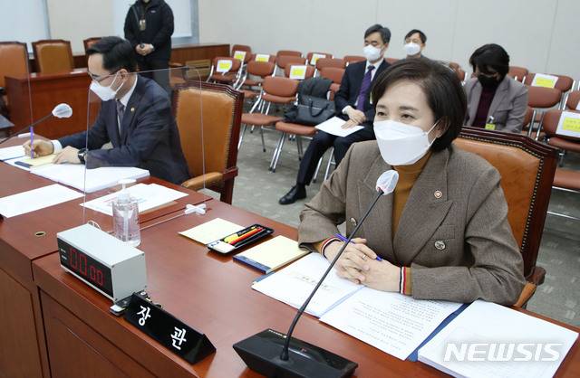 [서울=뉴시스]김진아 기자 = 유은혜 사회부총리 겸 교육부 장관이 19일 서울 여의도 국회에서 열린 교육위원회 전체회의에서 의원의 질의에 답하고 있다. 2021.02.19. bluesoda@newsis.com