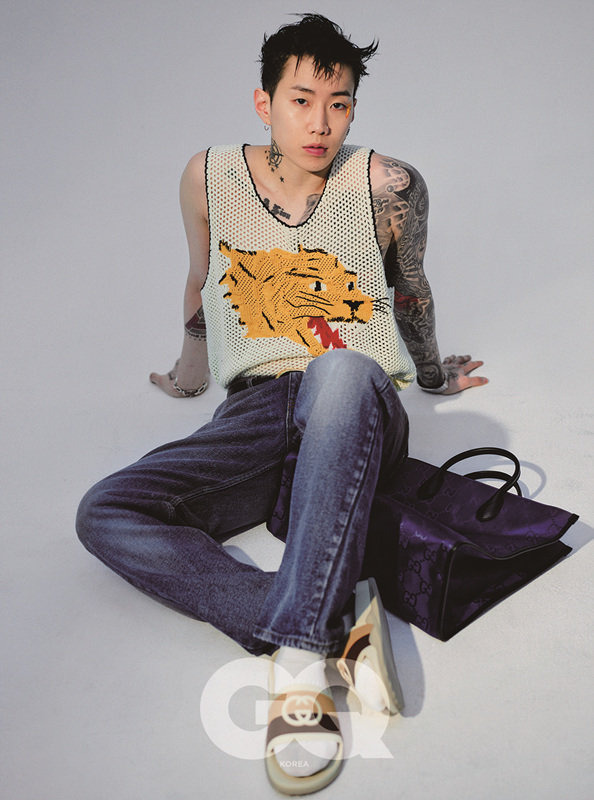 A fashion picture with Singer Jay Park has been released.Jay Park, who covered the cover of April, attracted attention with his charming pose and eyes, including a pink T-shirt and blue short pants with prints, as well as knitwear and denim pants of Tiger Head Intarsia detail.In addition, he presented hip-hop artist Down charisma with various accessories, including the Rene - Red - Greene multi-colored web details, the Rhyton sneakers, and the Black Leathers Emboss Messenger Bag and Off the Grid tote bag.