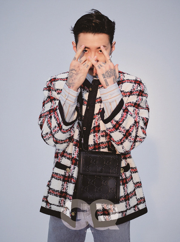 A fashion picture with Singer Jay Park has been released.Jay Park, who covered the cover of April, attracted attention with his charming pose and eyes, including a pink T-shirt and blue short pants with prints, as well as knitwear and denim pants of Tiger Head Intarsia detail.In addition, he presented hip-hop artist Down charisma with various accessories, including the Rene - Red - Greene multi-colored web details, the Rhyton sneakers, and the Black Leathers Emboss Messenger Bag and Off the Grid tote bag.