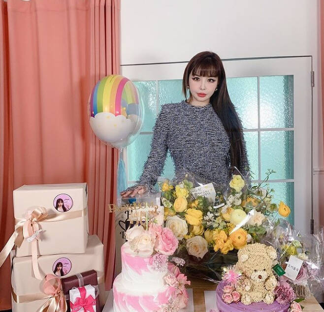 Singer Park Bom thanked fans for 38th birthdayPark Bom posted a photo on Instagram on Saturday with the caption: Thank you so much for celebrating your birthday, Ill see you soon.The photo showed Park Bom posing in front of a birthday gift he received from fans.Birthday presents prepared for Park Bom, including large flower baskets, cakes and gift boxes, attract Eye-catching.In particular, Park Bom loses 70kg to 11kg and water is on the beautiful look, which attracts Eye-catching.A clean atmosphere, such as long straight hair, makes beautiful looks more prominent.On the other hand, Park Bom will release his single album Doremi Pasol on the 31st.Photo Park Bom SNS