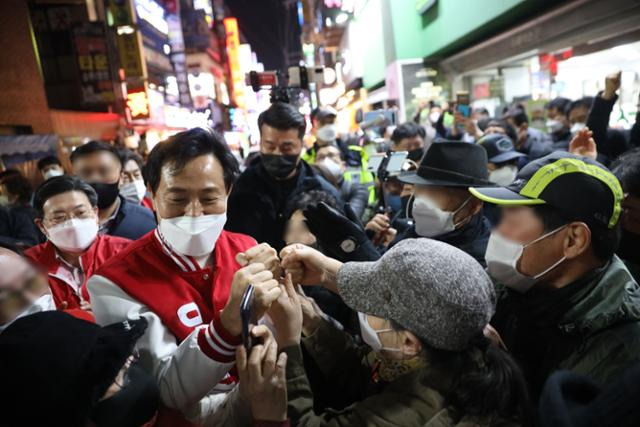 오세훈 후보가 25일 밤 강북구 수유리 먹자골목을 방문하자 시민들이 몰려와 주먹인사를 건네고 있다. 오 후보캠프 제공