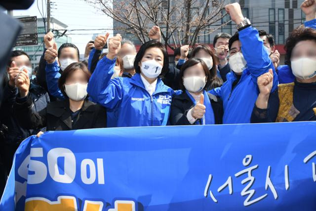 박영선 더불어민주당 서울시장 후보가 25일 구로디지털단지 앞에서 열린 유세 출정식에서 지지자들과 단체 기념촬영을 하고 있다. 오대근 기자