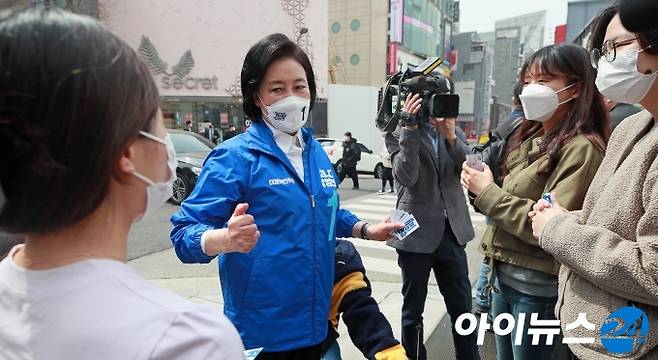 박영선 더불어민주당 서울시장 후보가 26일 서울 서대문구 이화여자대학교 정문 인근에서 학생들과 대화를 나누고 있다.  [국회사진취재단]