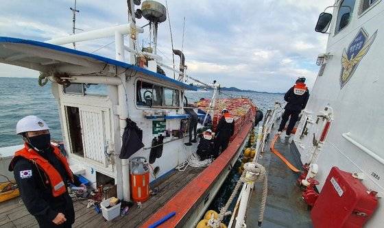 보령해경 경비함정이 실뱀장어 불법어획이 의심되는 선박을 단속하고 있다. [사진 보령해경]