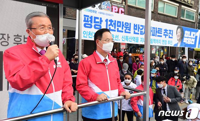 (서울=뉴스1) 국회사진취재단 = 김종인 국민의힘 비대위원장이 26일 서울 금천구 시흥대로 앞에서 오세훈 서울시장 후보 지원 유세를 하고 있다. 2021.3.26/뉴스1