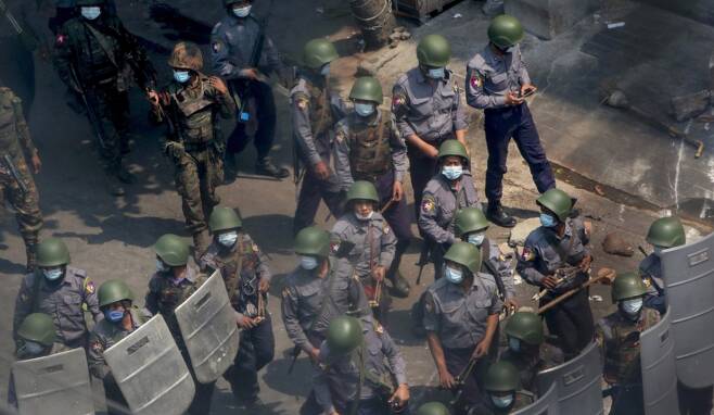 이달 초 군부 쿠데타 반대 시위대를 무력진압하기 위해 행진 중인 미얀마 군경의 모습. AP 연합뉴스