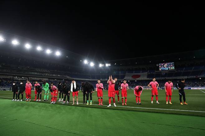 25일 일본 가나가와현 요코하마시 닛산스타디움에서 열린 통산 80번째 축구 한일전에서 0-3 완패한 태극전사들이 관중을 향해 인사하고 있다. 대한축구협회 제공