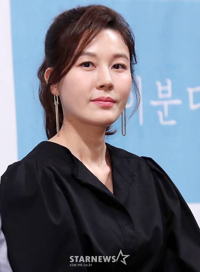 배우 김하늘이 싸이더스HQ와 계약이 만료됐고, 아이오케이컴퍼니와 계약을 체결했다./사진=김휘선 기자 hwijpg@