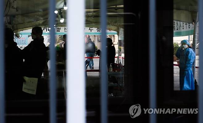 코로나19 현행 거리두기 단계 유지 (서울=연합뉴스) 홍해인 기자 = 26일 서울역 광장 중구 임시선별검사소에서 시민들이 신종 코로나바이러스 감염증(코로나19) 검사를 받고 있다.      정부는 이날 '코로나19 대응' 중앙재난안전대책본부 회의에서 다음 주부터 2주 동안 지금의 사회적 거리두기 단계(수도권 2단계, 비수도권 1.5단계) 및 5인 이상 모임금지 지침을 그대로 유지하기로 결정했다. 2021.3.26 hihong@yna.co.kr