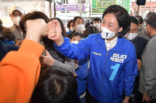 박영선 더불어민주당 서울시장 후보가 26일 서울 마포구 망원시장에서 시민들과 인사하고 있다./뉴시스