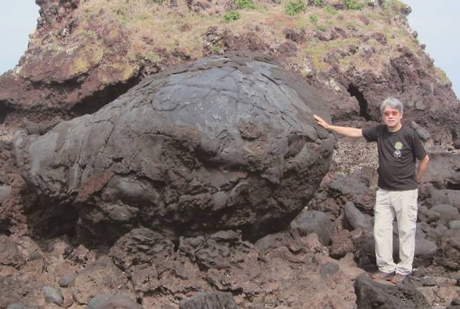 비양도의 화산탄. 화산이 폭발하면서 튀어나온 돌덩이다. 우경식 제공