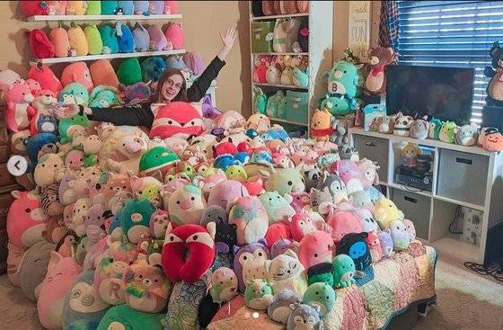 스퀴시 멜로 인형 325개 수집했다는 대학생 레베카 브라운(21). [사진=레베카 브라운@squishadorbs]