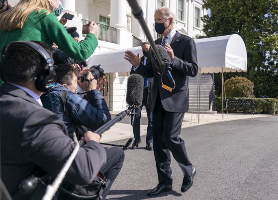 19일 애틀랜타로 떠나기 전 백악관에서 기자 질문에 답하는 조 바이든 미국 대통령. [AP=연합뉴스]