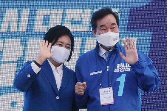 더불어민주당 박영선(왼쪽) 서울시장 후보와 이낙연 상임선대위원장이 4·7 재 ·보궐선거 공식 선거운동 첫날인 25일 서울 영등포구 타임스퀘어 광장에서 유세 차량에 올라 시민들에게 인사하고 있다. 오종택 기자