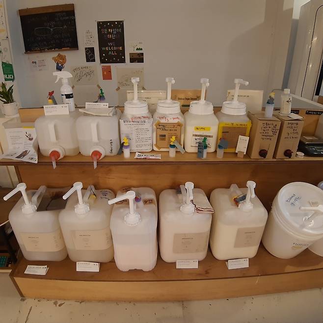 Refillable products, such as shampoo, body wash and body lotion, are displayed at Almang Market. (Shin Ji-hye/The Korea Herald)