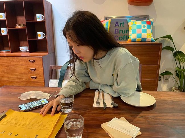 Broadcaster Kim So-young reveals weekend date with Husband, Broadcaster Oh Sang-jinKim So-young said on his SNS on the 27th, There is a FOMO syndrome that is afraid of not following the so-called rising rally.Fear Of Missing Out .Ive had some My Way since I was a kid, and now that Ive got to do space business and lead a lot of people, Ive had some of those symptoms.I dont think there can be My Way without knowing the market change, and I think there will be a difference between knowing and moving with agility and knowing that My Way is different.I wasnt going to talk about it, but Im working with Husband two hours a week to talk (called date).I thought it was two hours rain last week, two hours rain this week, and it was too much. The weather was so good all week.We are not going to be able to do it, and I am going to buy baby snacks at Mart. In a photo released together, Kim So-young is eating at a restaurant with Husband Oh Sang-jin and dating and buying snacks for his daughter at Mart.Meanwhile Kim So-young marriages with Broadcaster Oh Sang-jin in 2017 and holds her daughter in her arms in 2019.Kim So-young SNS