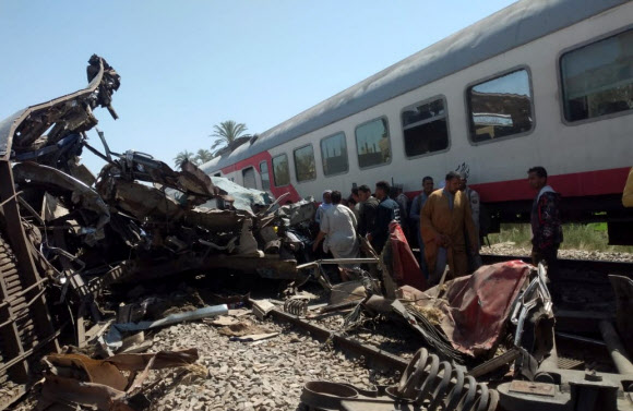 이집트 현지시간으로 26일 중부 소하그 지역에서 열차 두 대가 추돌해 최소 32명이 숨지고 100명이 넘는 부상자가 발생했다. 로이터 연합뉴스