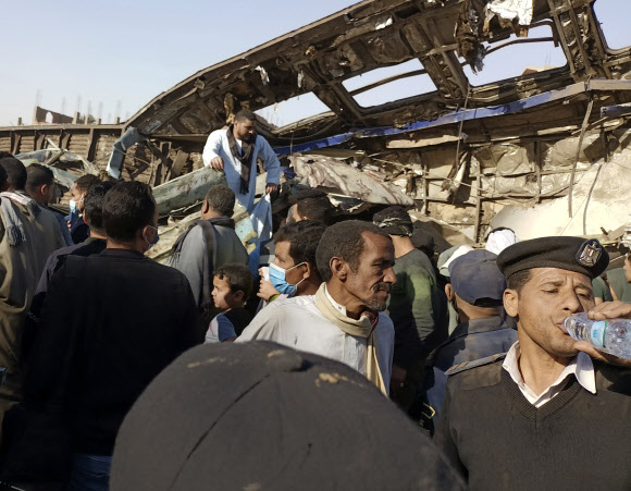 이집트 현지시간으로 26일 중부 소하그 지역에서 열차 두 대가 추돌해 최소 32명이 숨지고 100명이 넘는 부상자가 발생했다. AP 연합뉴스