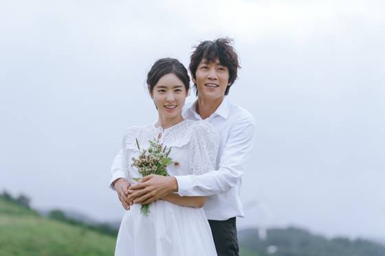 tvN 월화드라마 '루카 : 더 비기닝'의 구름(이다희 분), 지오(김래원 분)/사진=tvN