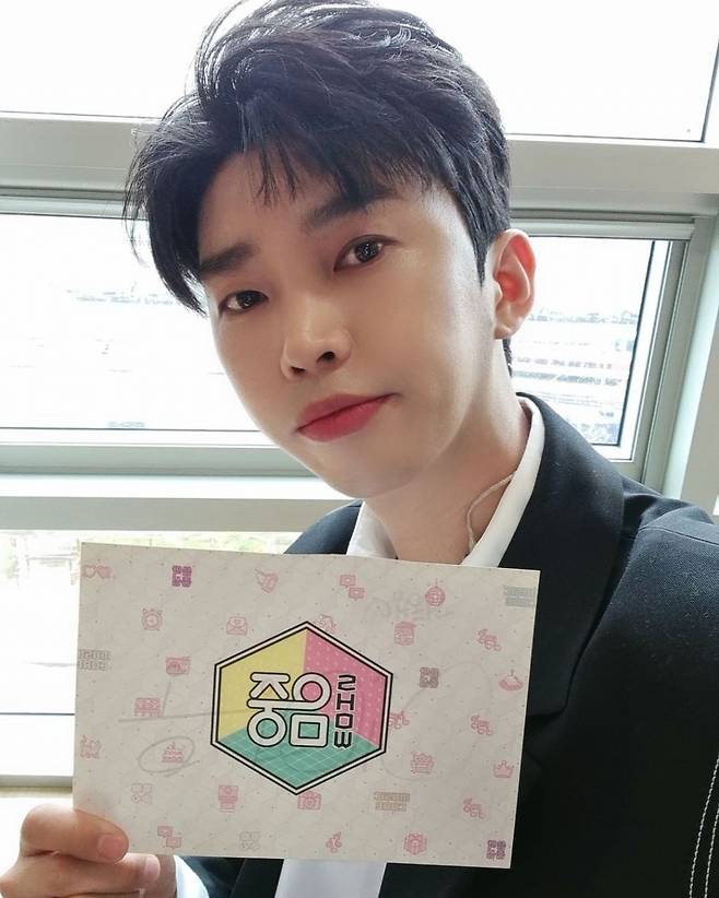 On the 27th, the official Instagram of the New Erra Project said, My love like a star, Lets join the stage of Lim Young-woong, who moisturizes your emotions like spring rain.Music Core Bone, room, house, and number along with a picture of Lim Young-woong.Lim Young-woong in the public photo posed with a Show! Music Core cue card.He wore a white shirt and a black jacket and showed off his garma hair, making him expect to be on stage.Show!Music Core stars IU, So Yeon, Super Junior, ROSE (Rose), Jesse, Lim Young-woong, Pentagon, WayV (Way V), Gungji, VERIVERY (Berryberry), BDC, MCND, Weekly (Weekly), GHOST9 (Ghost Nine), DRIPPIN (Dripin), and Purple Kiss. I do.