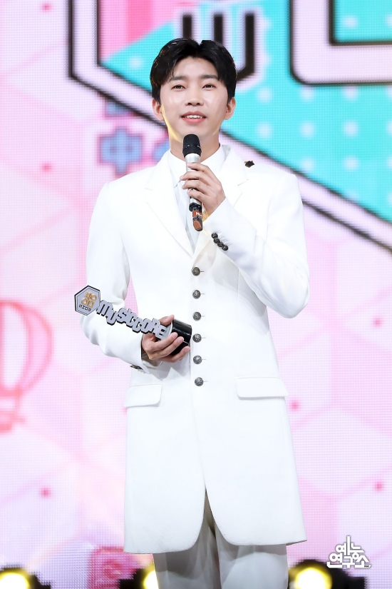 The visuals of the number one singer Lim Young-woong attract attention.On the 26th, MBC Arts Research Institute Naver Post posted a post titled [Show! Music Core] 210320 Lim Young-woong # 1 spot photo.Lim Young-woong in the photo is smiling with a trophy of Show! Music Core.His extraordinary delight and visuals caught the attention of fans.Meanwhile, according to the Korea Music Content Association, which operates the Gaon Music Chart on the 25th, Lim Young-woongs My Love Like Starlight won the top three titles in the 12th (2021.03.14-2021.03.20) Gaon Music Chart, continuing the download chart, ring tone chart and coloring chart.Lim Young-woongs new song My Love Like Starlight won five gold medals in the 11th 2021 (2021.03.07-2021.03.13) Gaon Digital Chart, Download Chart, BGM Chart, Bellery Chart and Coloring Chart.