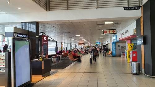 비교적 붐비는 국내선 대합실 (요하네스버그=연합뉴스) 김성진 특파원 = 지난 24일 오전 OR탐보 국제공항 국내선 대합실이 여행객들로 붐비는 편이다. 2021.3.27 sungjin@yna.co.kr