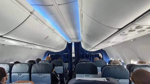 남아공 국내선 케이프타운행 여객기내 (케이프타운행 여객기내=연합뉴스) 김성진 특파원 = 지난 24일 케이프타운행 국내선 여객기 내 이코노미 좌석에 3명씩 붙어 앉아 있는 모습이 앞쪽에 보인다. 2021.3.27 sungjin@yna.co.kr