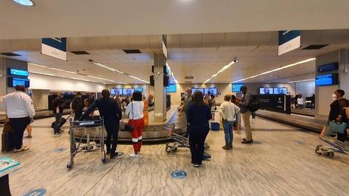 짐을 찾는 국내선 항공기 승객들 (케이프타운=연합뉴스) 김성진 특파원 = 24일 케이프타운 공항에서 국내선 승객들이 짐을 찾고 있다. 2021.3.27 sungjin@yna.co.kr