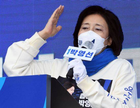 박영선 더불어민주당 서울시장 후보가 28일 오전 서울 서초구 고속버스터미널 경부선 광장에서 집중 유세를하고 있다. / 사진=연합뉴스