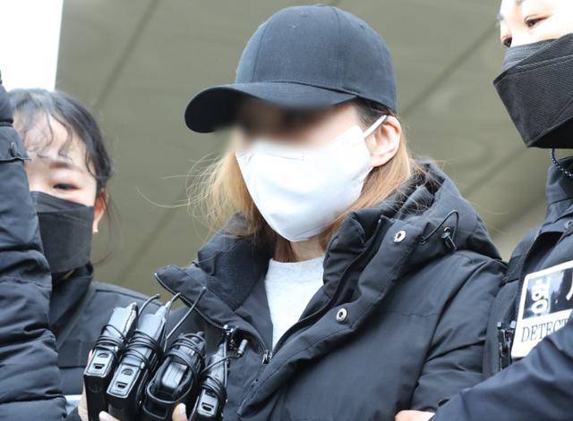 경북 구미서 숨진 3살 여아의 외할머니로 알려졌지만 DNA검사 결과 친모로 밝혀진 A씨가 17일 구미경찰서에서 대구지검 김천지청으로 호송되고 있다. 뉴스1
