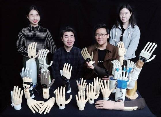 전자 의수 만드는 ‘만드로’ 직원들. 왼쪽부터 조하현(28·의지보조기학)씨, 서동민(32·기계공학)씨, 이상호 대표(43·컴퓨터공학), 인턴 강수민(22)씨. 강씨는 미국 UC버클리 기계공학과 4학년 휴학 중이다.