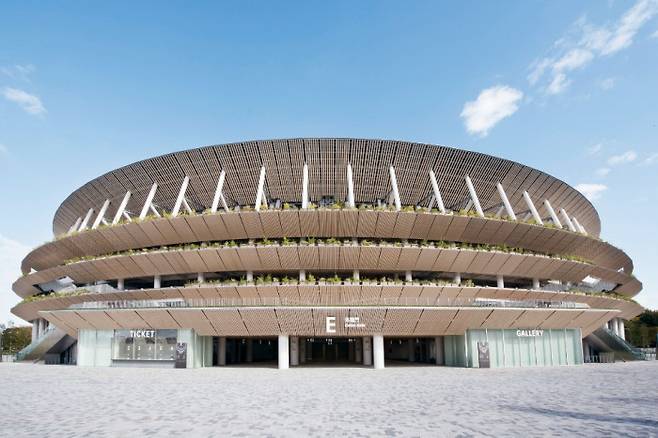 구마 겐고의 도쿄 신국립경기장. ‘나무와 풀’을 콘셉트로 친환경성과 전통미를 강조한 디자인이다.   ⓒJAPAN SPORT COUNCIL