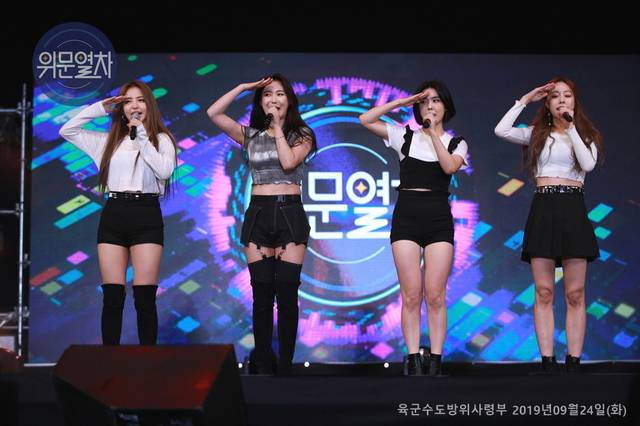 [서울=뉴시스] 브레이브걸스-37사단 무대. 2021.03.28. (사진=국방TV 제공) *재판매 및 DB 금지