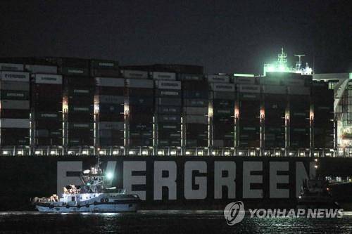 수에즈 운하에 좌초한 컨테이너선과 예인선 [AFP=연합뉴스]