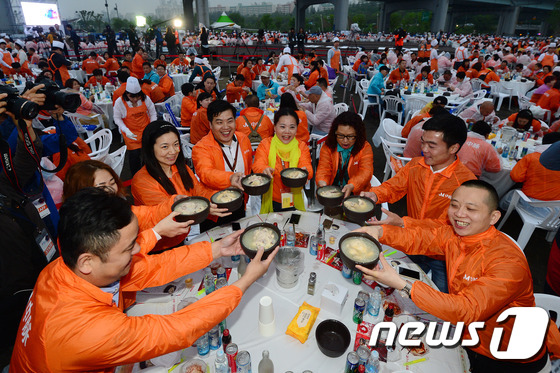 지난 2016년 서울 반포한강공원에서 중국 중마이 그룹 임직원 4000여명이 삼계탕 파티를 즐기고 있다. 2016.5.6/뉴스1 © News1 임세영 기자