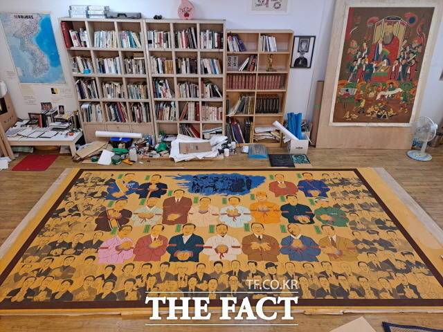 작업실에 펼쳐진 이상호 작가의 '일제를 빛낸 사람들'. 417㎝×245㎝ 한지에 채색./ 작가 제공
