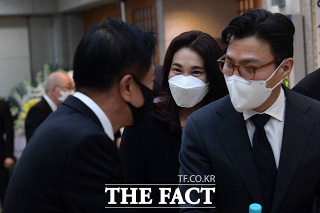 이서현 삼성복지재단 이사장(가운데)과 남편 김재열 삼성경제연구소 사장이 29일 오후 서울 종로구 서울대학교병원 장례식장에 마련된 고 신춘호 농심 회장의 빈소를 찾아 조문을 마친 뒤 유족과 인사를 나누고 있다. /남용희 기자