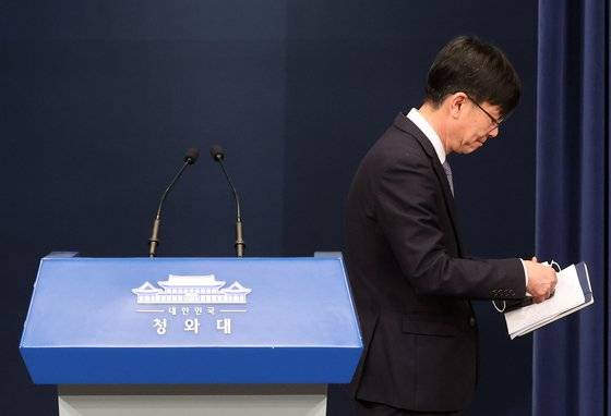 대통령비서실 김상조 전 정책실장이 29일 청와대 춘추관에서 열린 브리핑에서 퇴임 인사를 하고 연단에서 내려오고 있다. 연합뉴스