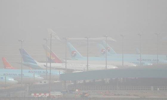 올해 최악의 황사가 한반도를 강타한 29일 영종도 인천국제공항이 온통 희뿌옇게 보인다. 연합뉴스